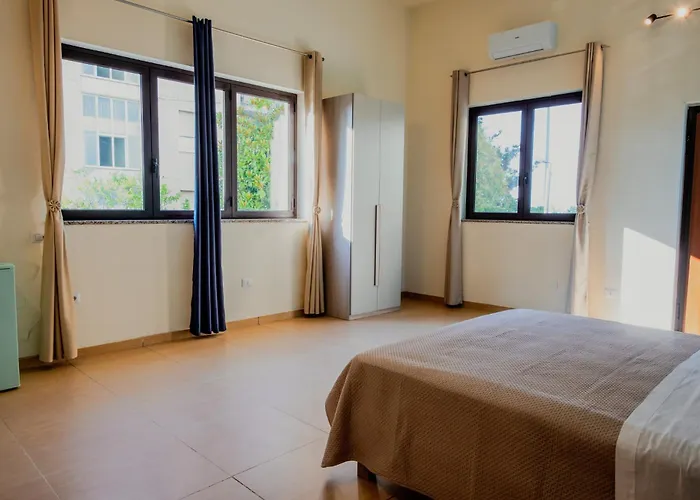 Etesia فيبو فالينتيا